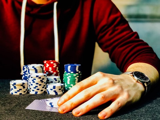 Junge mit Casino-Chips